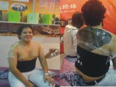 养生展上外国游客体验皇森泥灸