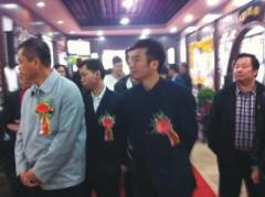 皇森泥灸尹总陪中医药管理局长参观